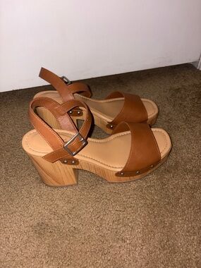Universal Thread Brown Platform Sandal with Buckle